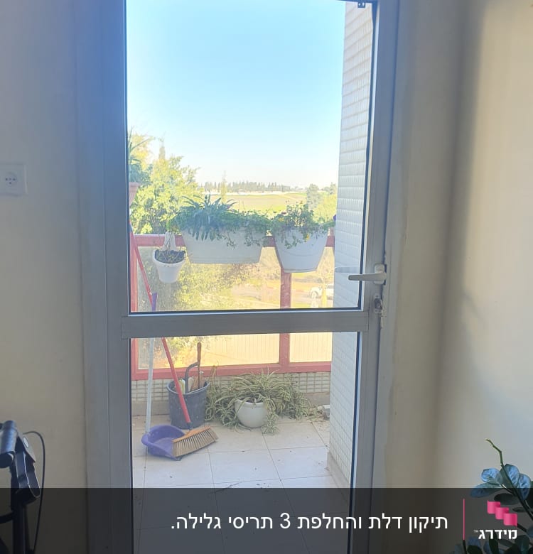 דלת אלומיניום עם חלון זכוכית למרפסת